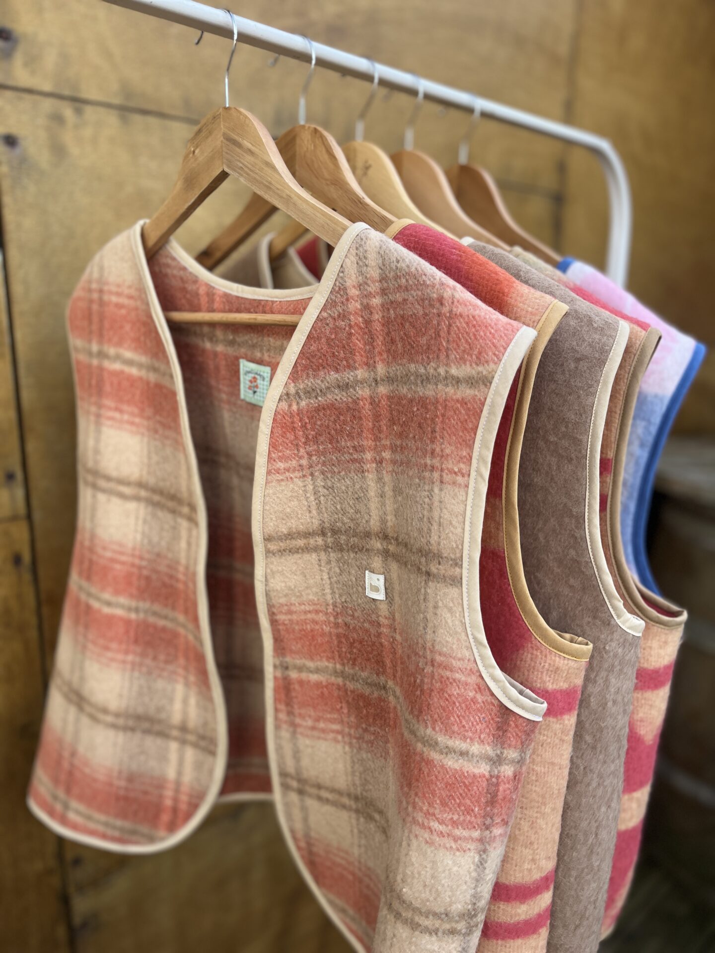 Gilet sans manches upcyclé – Image 2